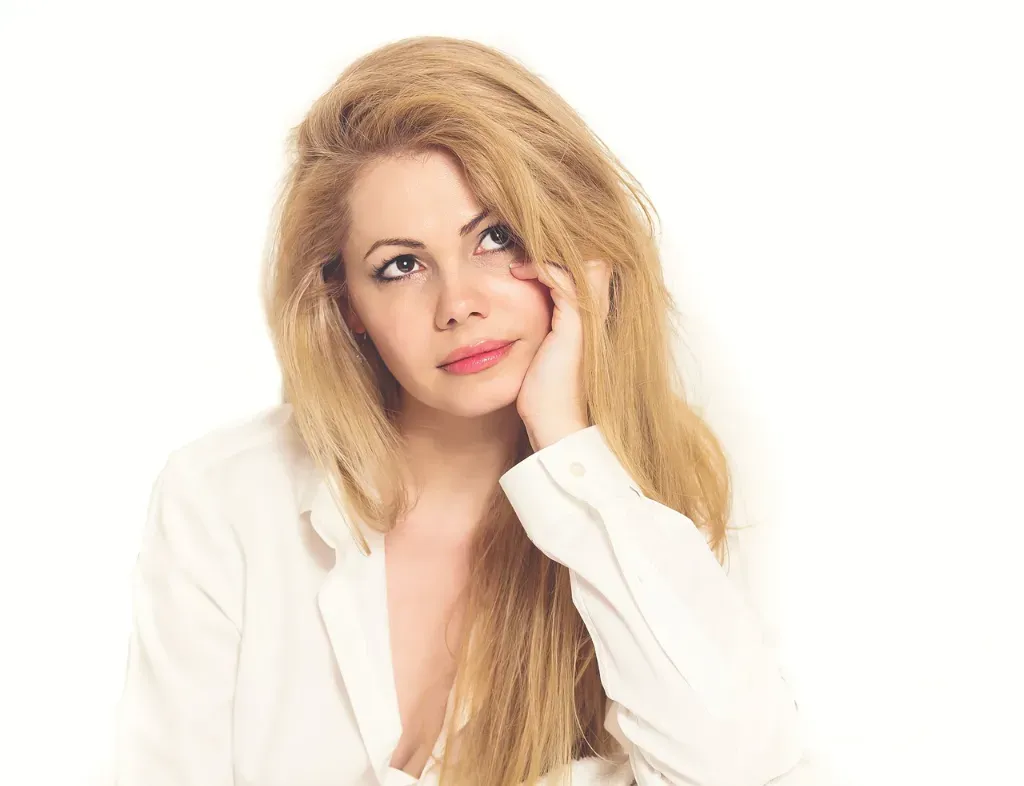 Jaki stanik pod białą bluzkę?