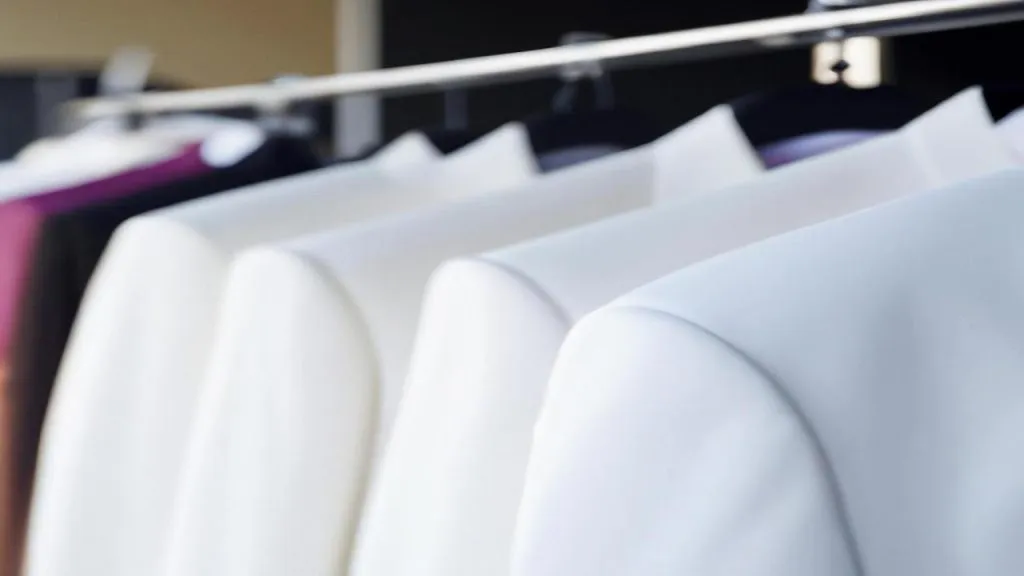 Jaką bluzkę założyć do białego garnituru?