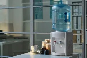 Dystrybutor w recepcji